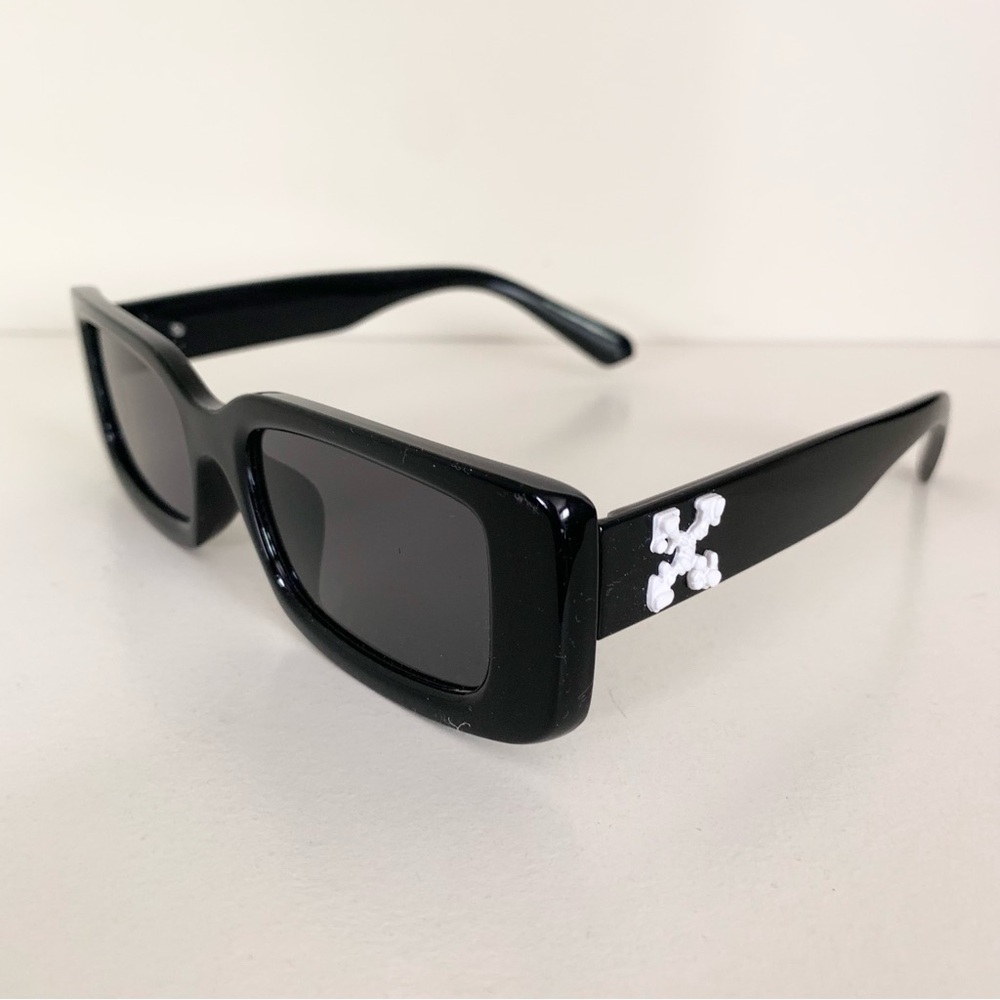 New square Black sunglasses